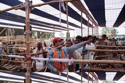 धरमजयगढ़ में पब्लिक हियरिंग के दौरान एक स्थानीय निवासी अपना विरोध दर्ज कराता हुआ.