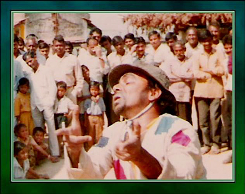 नाटक ''जनता पागल हो गई है'' में अभिनय करते पूरन हार्डी