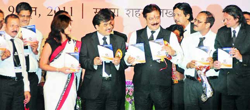 सहारा न्यूज नेटवर्क की डायरेक्टरी का विमोचन करते सहारा इंडिया परिवार के प्रबंध कार्यकर्ता एवं चेयरमैन सहाराश्री सुब्रत राय सहारा, साथ में हैं सहारा इंडिया के अन्य सदस्य. सहारा