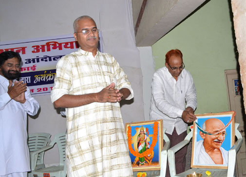 धमतरी (छत्तीसगढ़) की एक जनसभा में अतुल देशमुख धमतरी (छत्तीसगढ़) की एक जनसभा में अतुल देशमुख