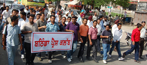 रोष मार्च निकालते पत्रकार