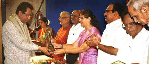 महाराष्ट्र की संस्कृति राज्य मंत्री फौजिया खान से छत्रपति पुरस्कार प्राप्त करते सहारा के वरिष्ठ पत्रकार धीरेन्द्र अस्थाना