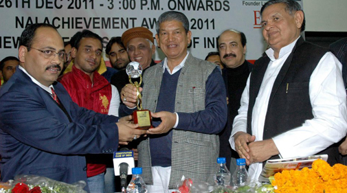 ज़िंदगी की आखिरी तस्वीर : 26 दिसंबर 2011 को नई दिल्ली स्थित कांस्टीट्यूशन क्लब में सचिन विजय सिंह (लाल जैकेट में) संजीव चौहान के साथ.