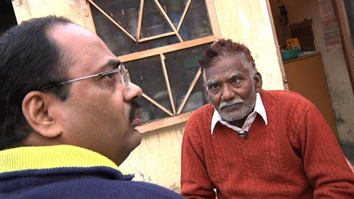 संजीव चौहान पाकिस्तान की कोट लखपत जेल में सरबजीत सिंह के साथ बंद रहे भारतीय क़ैदी करामत राही के साथ.....राही के मुताबिक उन्होंने जेल में सरबजीत का लंगर भी बनाया था..करामत राही 18 साल बाद पाकिस्तान से छूट कर भारत लौटे हैं