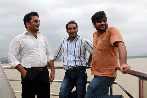 उपरोक्त तस्वीर मध्य प्रदेश के होशंगाबाद जिले में स्थित तवा नदी पर बने विशाल बांध के जलाशय पर संचालित क्रूज की है. तस्वीर में सबसे बाएं यशवंत के साथ बीच में पत्रकार राम जोशी और दाएं अंतरराष्ट्रीय मानवाधिकरवादी अविनाश पांडेय 'समर' उर्फ समर अनार्या