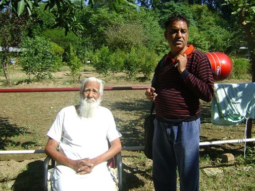 अपने पिता जाने-माने पर्यावरणवादी सुंदरलाल बहुगुणा के साथ वरिष्ठ पत्रकार राजीव नयन बहुगुणा.