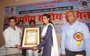 खिलाड़ी लक्ष्मी को एवार्ड देते भड़ास4मीडिया के संपादक यशवंत सिंह