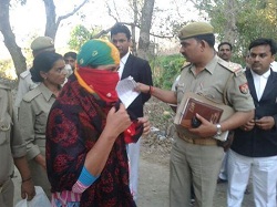 पुलिस के साथ पीड़िता