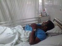 अस्पताल में घायल नीरज
