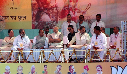 मोदी को मंच पर बैठे सुभाष चंद्रा(बांए से प्रथम)