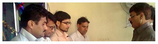 लोनी में प्रभाष जोशी को श्रद्धांजलि देते पत्रकार.
