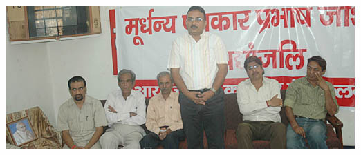  श्रद्धांजलि सभा में बोलते अमर उजाला, कानपुर के संपादक प्रताप सोमवंशी.