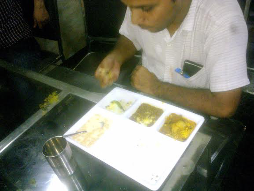 खाने में कीड़ा दिखा रहे पत्रकार लालमणि वर्मा 