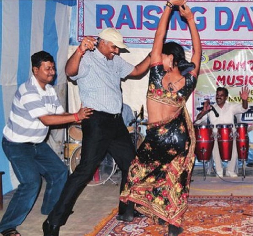 डांस करते डीआईजी नीलाभजा चौधरी (नीली जींस में) और पूर्व सीडीओ अखंड प्रताप सिंह।