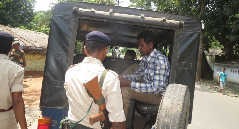 awaidh sharab vikreta ko jeep me baithaye hue police