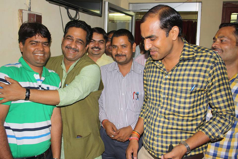 पत्रकारों से अपनापा जताते यूपी भाजपा के संगठन मंत्री सुनील बंसल 