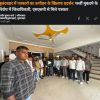 Bulandshahr के पत्रकारों का समूह विरोध प्रदर्शन के लिए इकट्ठा है; सामने एक व्यक्ति हाथ ठीक रखे खड़ा है।