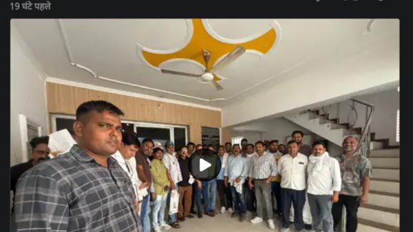 Bulandshahr के पत्रकारों का समूह विरोध प्रदर्शन के लिए इकट्ठा है; सामने एक व्यक्ति हाथ ठीक रखे खड़ा है।