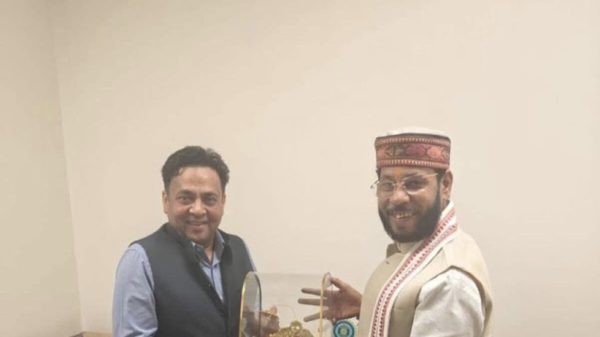 कार्यालय में दो पुरुष एक ट्रॉफी-डिब्बे के साथ एक-दूसरे को सम्मान दे रहे हैं