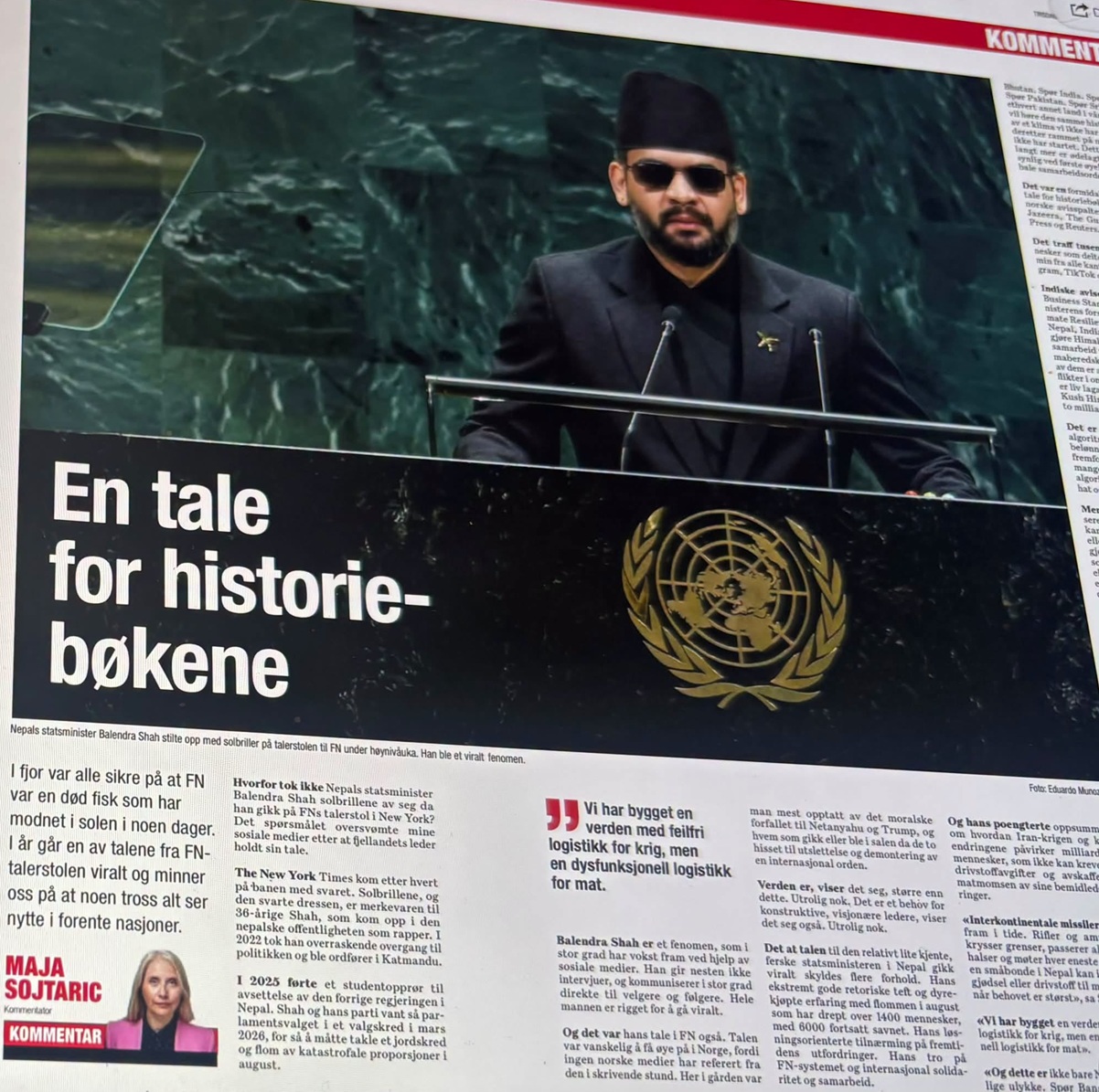 Man in a black suit and hat speaks at a United Nations podium with a large black banner reading 'En tale for historie-bøkene' in the foreground (news photo).